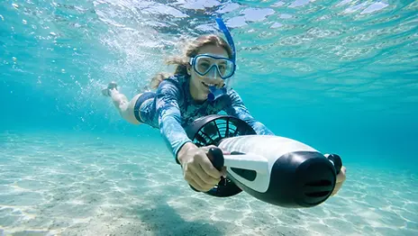 Jobe Seascooter zelfdrijvende onderwaterscooter met GoPro-houder in helder blauw water bij het snorkelen