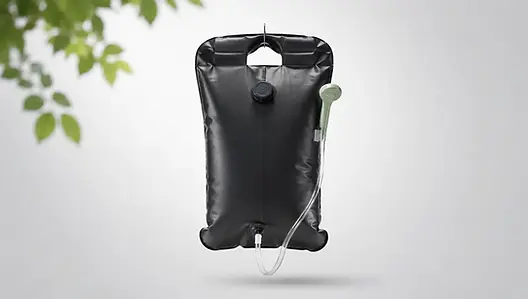 Travelhawk Campingdouche 20L, een zwarte solar-douchezak die in de zon opwarmt en hangend in de buitenlucht wordt gebruikt