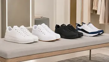 Skechers sneakers en instappers voor dames en heren naast elkaar in een lichte paskamer