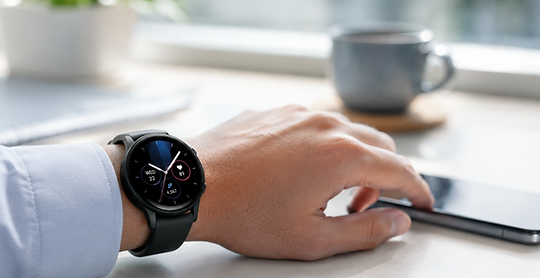 Smartwatch met AMOLED-scherm op pols, modern desk-decor, cool blue en silver tinten