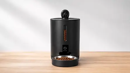 Automatische voerbak op lichte houten vloer