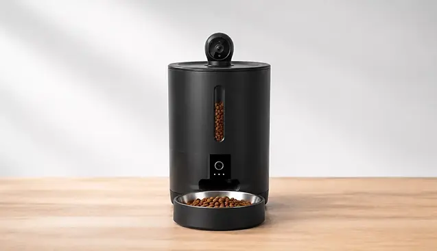Automatische voerbak op lichte houten vloer