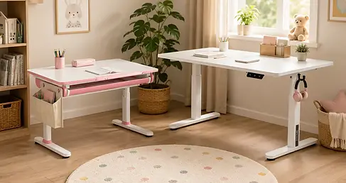 en.casa Kuosa handmatig verstelbaar kinderbureau naast het elektrische Kinderbureau Ringe in een lichte kinderkamer