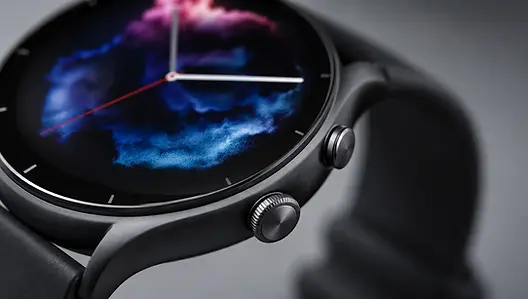 Amazfit GTR 3 Pro met rond AMOLED-scherm op pols, modern desk-decor, cool blue tinten