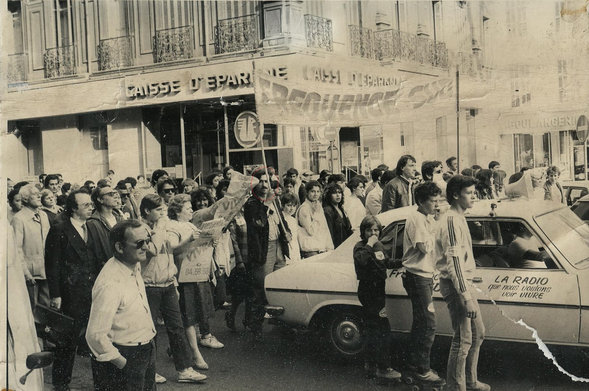 manif contre la fermeture des radios