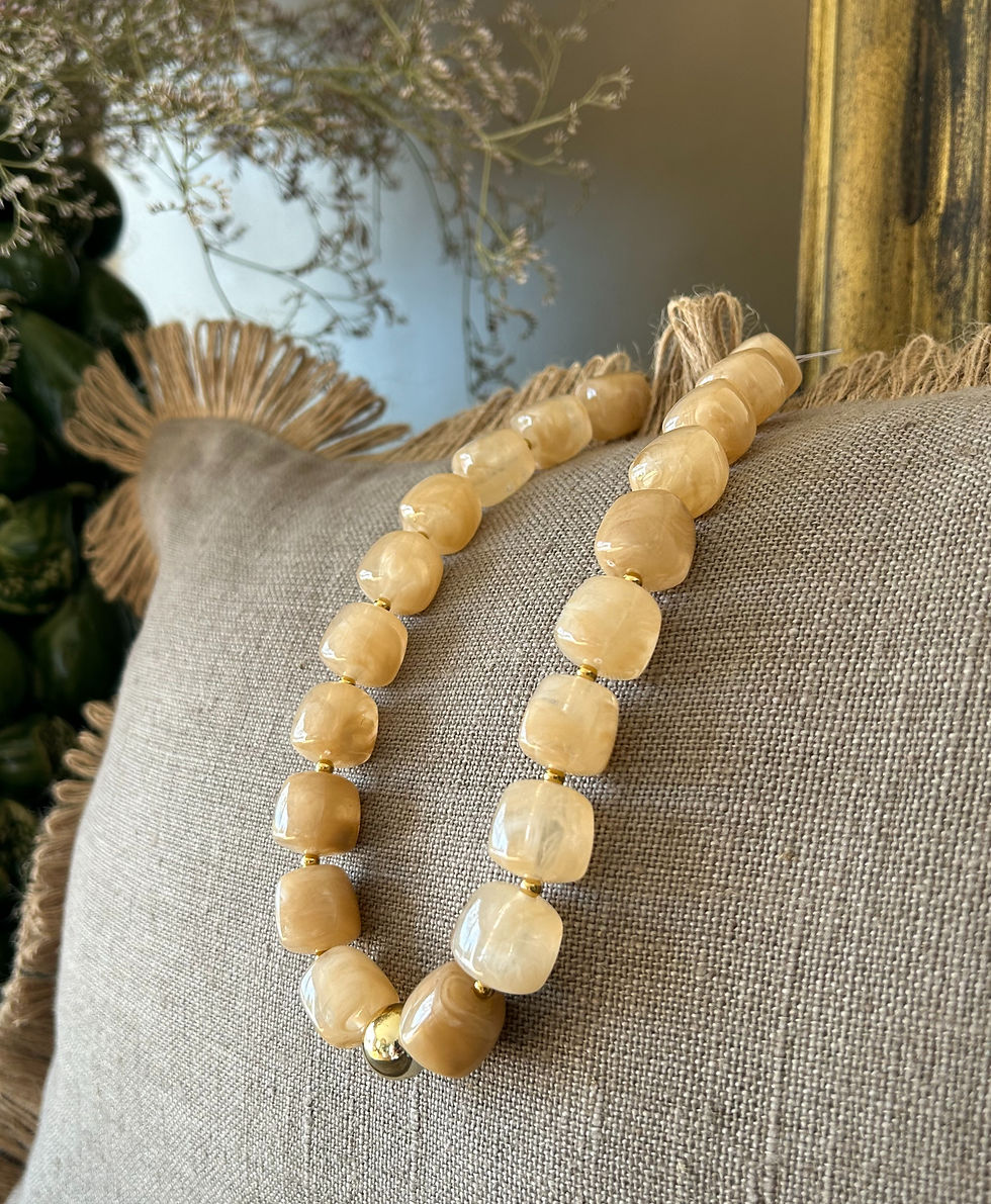 Collier Alba en perles de résine blanches nacrées