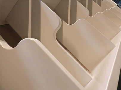 Schody typu samba malowane na biało, z naprzemiennym układem stopni i lekką konstrukcją dopasowaną do małej przestrzeni