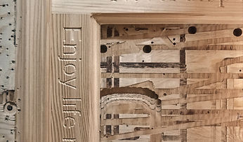 Träram med graverad text utförd på kundens begäran.