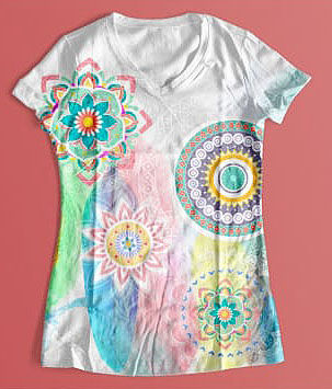 Camiseta feminina com mandalas