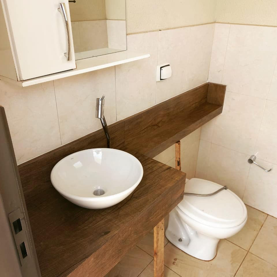 Bancada de porcelanato cor madeira.