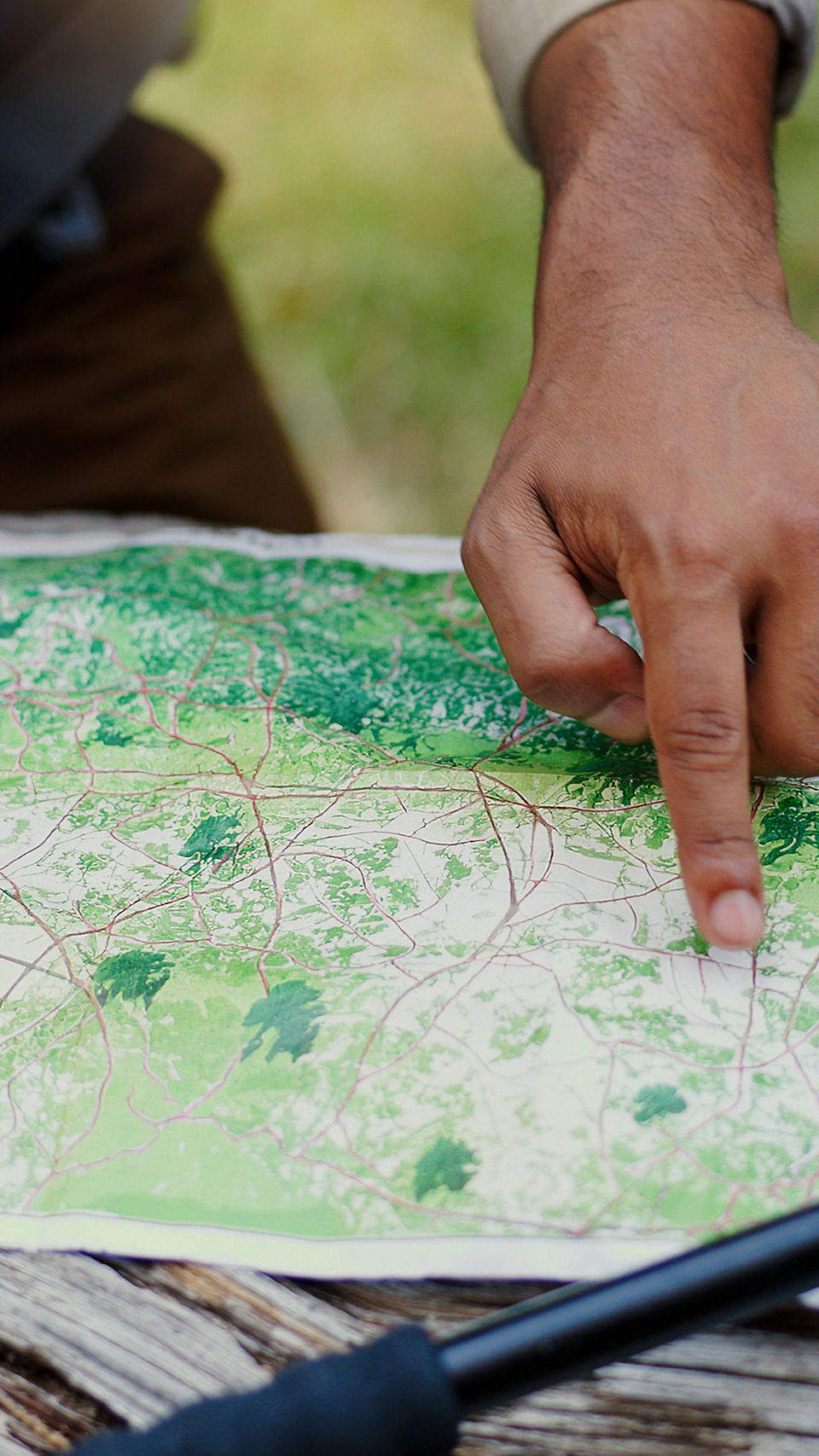 A person's hand point out a map