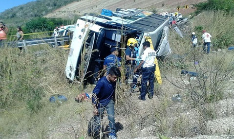 Accidente en Chiapas deja cuatro personas muertas y 40 heridas