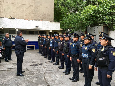 Comite Ciudadano de la colonia Condesa en la CDMX, entrega presentes a sus policías  por su trabajo 