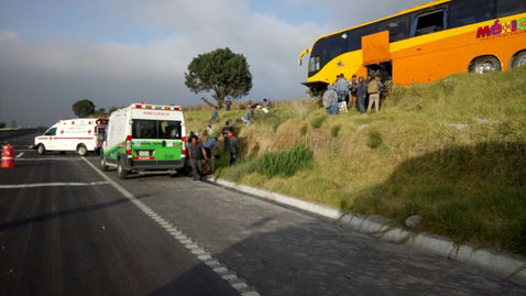 Autobús se queda sin frenos en la México-Puebla