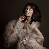 Fineart porträtt. Ung kvinna i vacker tyllklänning. Poserar i fotostudio. Fotograf Camill