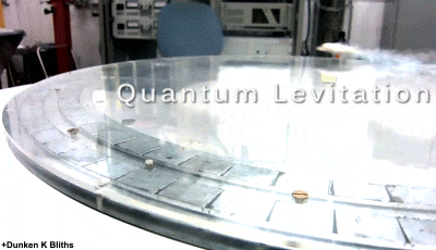 Um supercondutor levitando por uma pista magnética