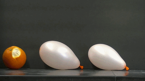 Estourando balão com líquido da casca da laranja