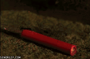Fogo de artifício explodindo em câmera lenta