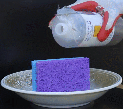 Esponja de cozinha com ácido sulfúrico
