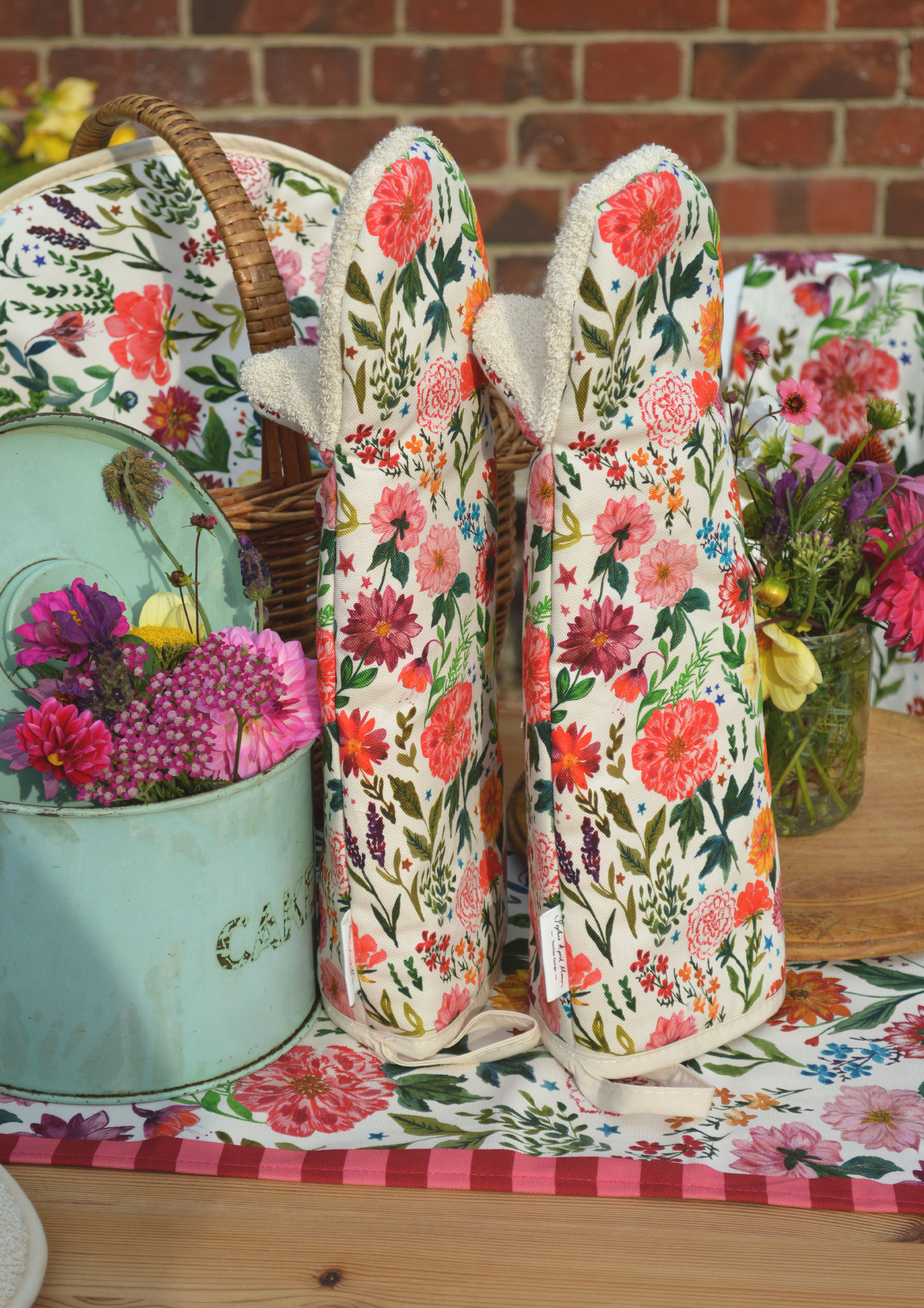 Folk Floral Gauntlet (Single)