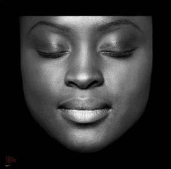 Repos - Photographie en noir et blanc par Dominique Dupray. Visage d'une femme à la peau noire sur f