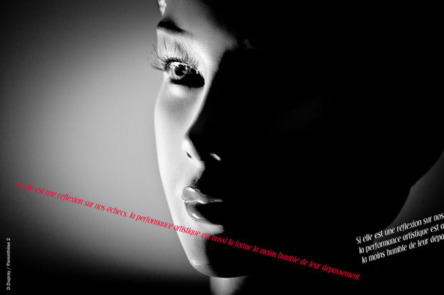 Photo en plan serré d'un visage d'un mannequin féminin. En noir et blanc, la lumière éclaire seule la partie droite du visage. La pensée de Dominique Dupray est notée dans une diagonale : Si elle est une réflexion sur nos échecs, la performance artistique est aussi la forme la moins humble de leur dépassement.
