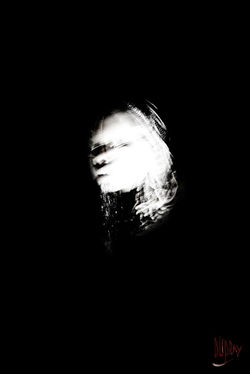 Vertige - Photo de Dominique Dupray représentant un visage de femme flou dans le centre de l'oeuvre.