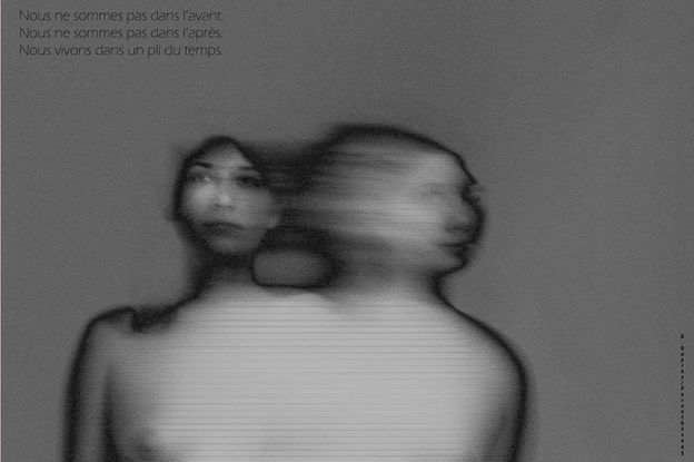 Photographie de deux bustes de femmes en flou. L'une derrière l'autre face à l'objectif et en effet Négatif. Sur fond gris est noté la pensée de Dominique Dupray : Nous ne vivons pas dans l'Avant, nous ne vivons pas dans l'Après. Nous vivons dans un pli du temps.
