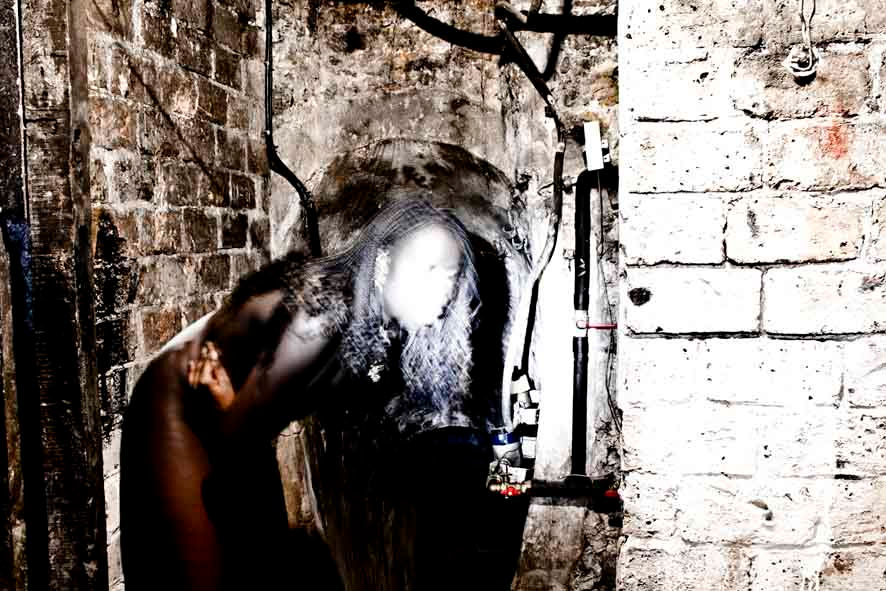 Effroi - Photographie de Dominique Dupray dans un sous sol avec un tunnel en arrière plan, briques a