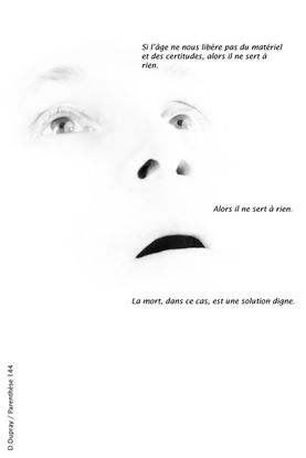 Photographie blanche où se distinguent seulement la bouche, le nez, les yeux et les sourcils du photographe. Autoportrait. Sur la droite est écrite en 3 lignes la pensée philosophique de Dominique Dupray : Si l'âge ne nous libère pas du matériel et des certitudes, alors il ne sert à rien. La mort, dans ce cas, est une solution digne.