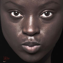 Détermination - Photographie en clair-obscur par Dominique Dupray. Visage d'une femme à la peau noir