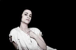 Attente - Photo en clair-obscur par Dominique Dupray d'une femme en chemise de nuit blanche, allongé