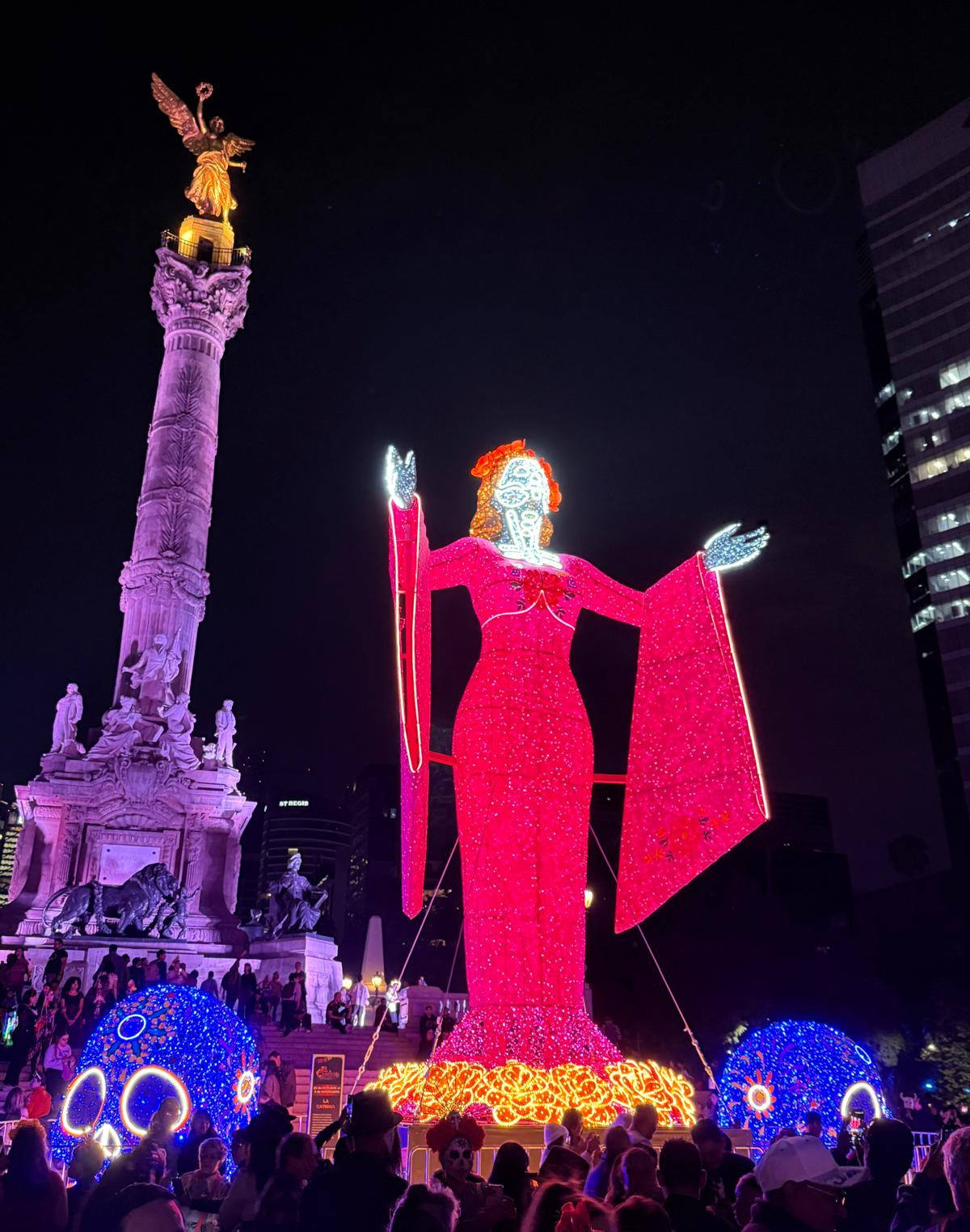 Leichtfigur bei Nacht, La Catrina - die elegante Skelettdame, Eigene Aufnahme, 2025,