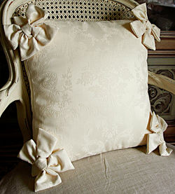 リボン付きクッション（フラワーブーケ／オフホワイト）／CU-89