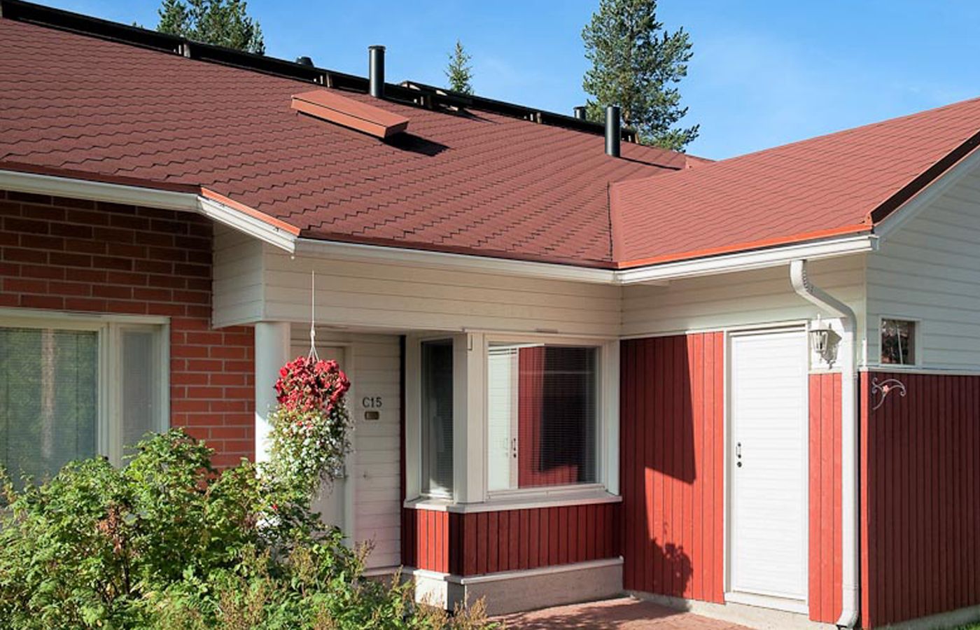 Желтый дом с красной крышей