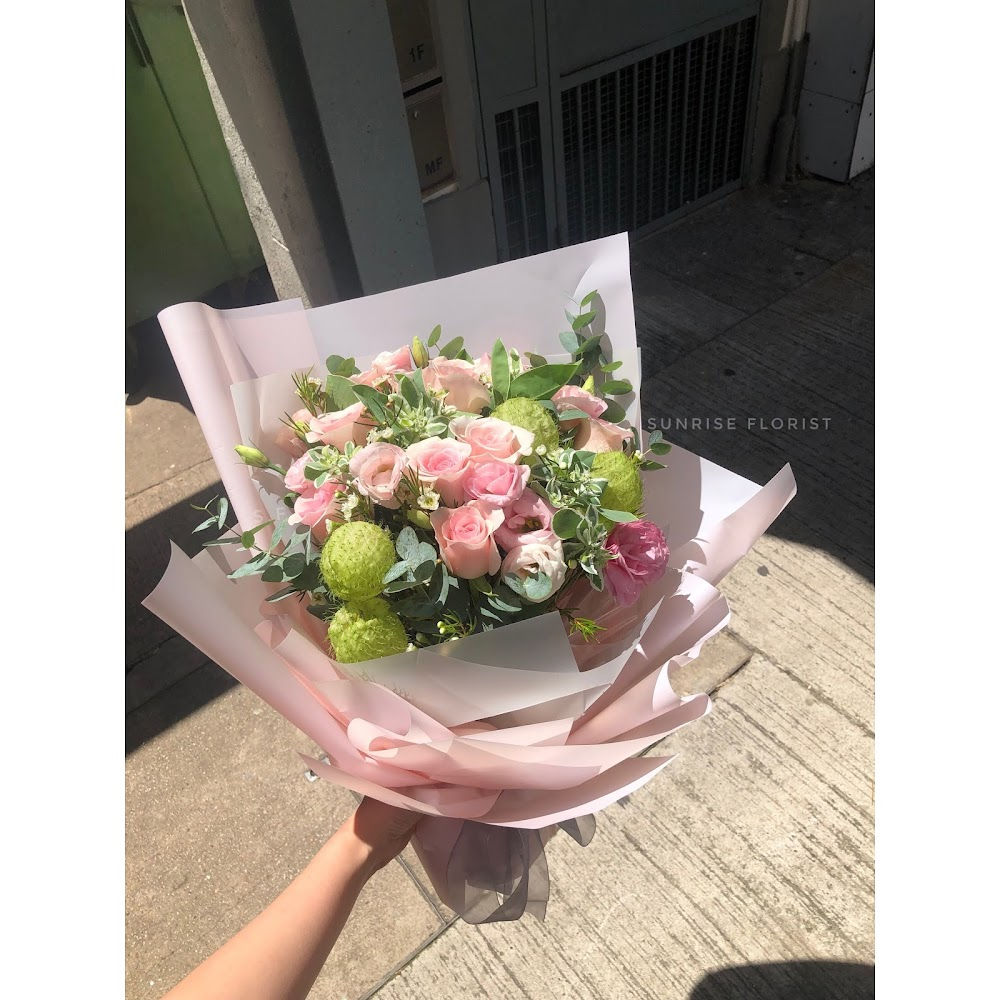 淡粉紅玫瑰手扎花束