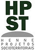 Logo "HPST – Henne Projetos Socioterritoriais". Na parte superior, as letras HPST em verde escuro e de tamanho maior, em duas linhas, bold; logo abaixo, a figura de meia elipse em cinza médio; na parte inferior, o lettering "Henne Projetos Socioterritoriais", em cinza forte e corpo menor, em três linhas, blocado, fonte light.