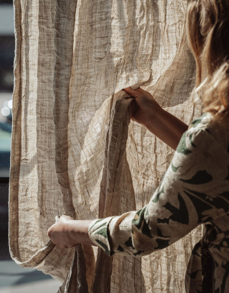 Vävd tvättad linne gardin i beige linnetyg på dubbel bredd.