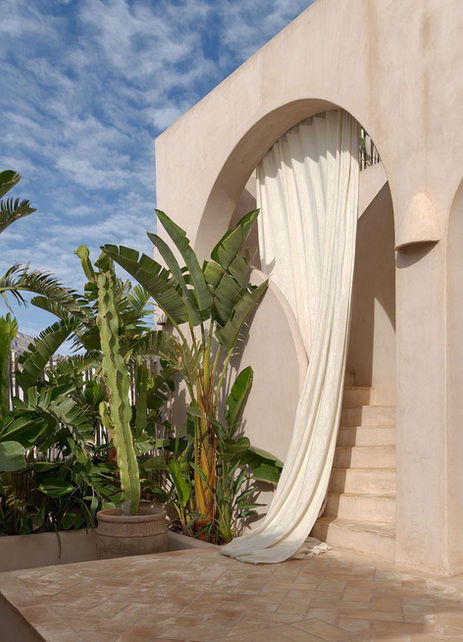 ljusa linnegardiner som vajar i vinden