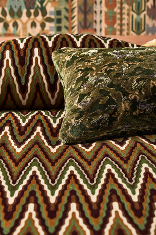 sick-sick mönstrat tyg till både möbel och gardin med matchande kudde i grönt möbeltyg