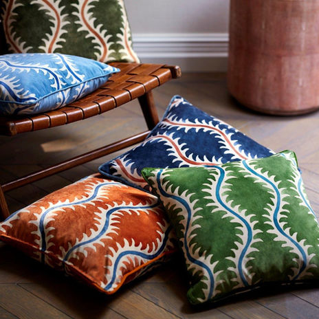 Mönstrat sammetstyg i flera färger på kuddar