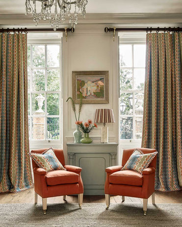 geografiskt mönstrat linnetyg som gardin i grönt och blått