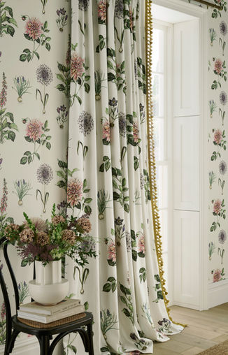 gardiner med blommor blommig tapet scandi stil