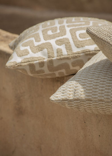 kuddar utomhus med möntrat tyg i beige nyanser