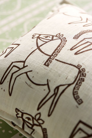 mönstrat tyg med hästar på