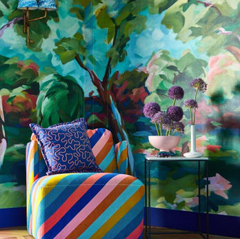 Randig fåtölj.  Färgglad möbeltyg i sammet.  Harlequin tapet 113068 med motiv Kollektion Sophie Robinsons