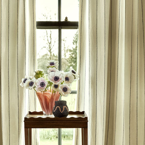 beige gardin med ränder i 100% linne