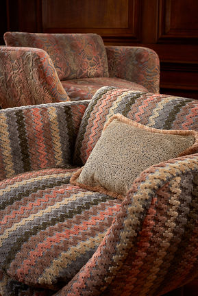 möbeltyg sick-sack mönster tyg till fåtölj och soffor varma toner rosa korallfärgat tyg