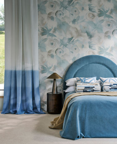 gardin i mönster med ombré effekt, sammet sänggavel och överkast i sammet