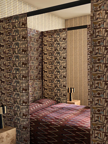 gardiner med broderat traditionellt mönster i jordiga färger